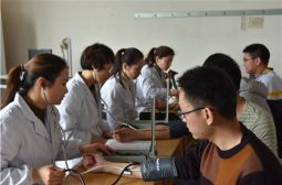 我校高三学生接受体质检查