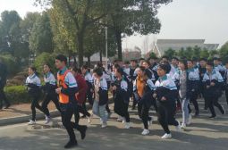 高一年级课间跑秩序井然