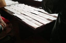 教研处干事赴教育局为继续教育证书盖章