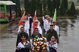 高安中学团委祭扫英烈墓加强爱国主义教育
