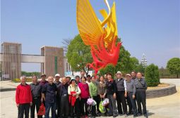 高安中学离退休支部党员赴昌健康游