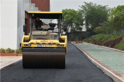 体育馆铺设沥青路面