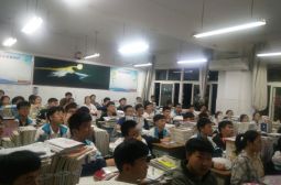 学工处组织全校各班观看防溺水宣传视频