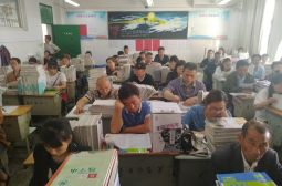 高一年级举行家长会,共商育人教学大计