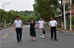 高安市政府党组成员、副市长徐爱文视察我校校园建设