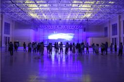 我校体育馆二楼舞台进行声光电调试