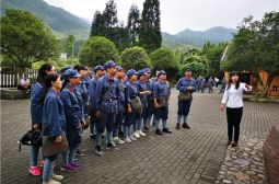 我校高三支部党员开展“不忘初心，牢记使命”主题党日活动