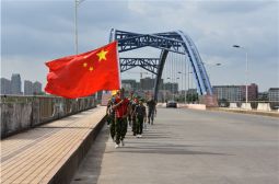 拉练欢歌荡锦水