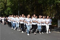 高安中学“两跑三操”提升学生体质