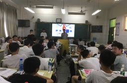 全校开展学生独立自主主题班会