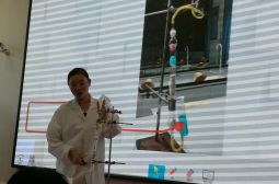 邓小聪在省化学实验创新设计活动中夺魁