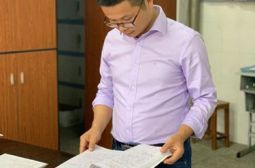 教务处组织检查基础年级教师教案