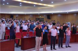 高安中学党总支十月主题党员活动日重温入党誓词