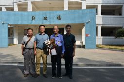 高安中学离休教工王岱旗荣获“庆祝中华人民共和国成立70周年纪念章”