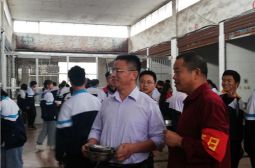 我校认真执行校长陪餐制度