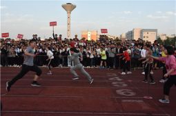 教职工60米迎面接力比赛扣人心弦