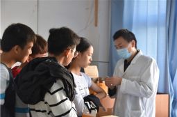 高二学生免费接种出血热疫苗