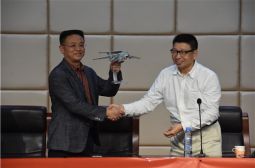 北京理工大学赠我校空警-2000预警机模型