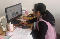 信息教研组教师为迎接青少年足球示范校工作做好后勤保障工作