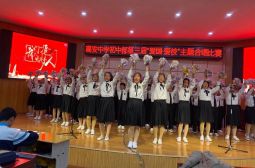 高歌欢唱寄深情，青春飞扬满校园