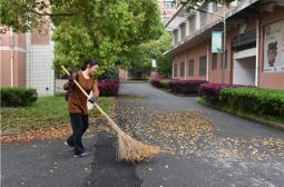 邹青枝老师义务清扫校园落叶