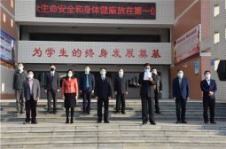 高安中学举行线上升国旗仪式开展爱国主义教育