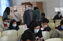 冯草根校长看望并指导教师教研活动