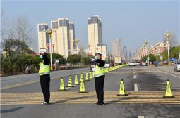 市交警大队派出交警协助我校高三初三开学疏导交通