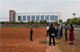 学校行政班子到绿茵足球场建设工地现场办公