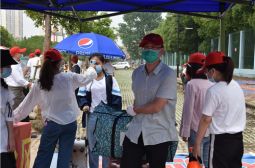 高安中学四百志愿者助力基础年级开学