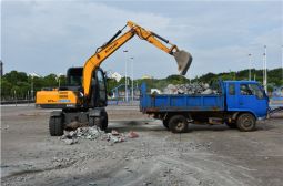 我校体育设施改造添置建设如火如荼进行