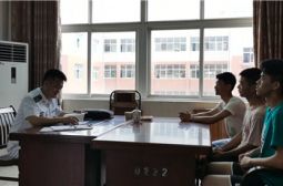 我校三名高中应届毕业生接受海军招飞政审