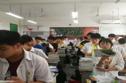 “激情背诵”——让书声响彻校园
