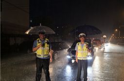 高安交警为高安中学高三学生离校斗风雨