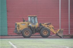 我校塑胶运动场改造工程开工