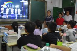 高安中学组织学生认真收看《开学第一课》厚植爱国情怀