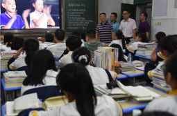 冯草根校长等领导调研学生收看《开学第一课》