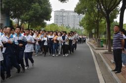 我校课间跑今天开跑