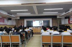 转变，让历史教学更精彩&mdash;&mdash;记何伟老师《抗日战争》一课