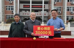 七旬退休教师周传仕助学高安中学学子