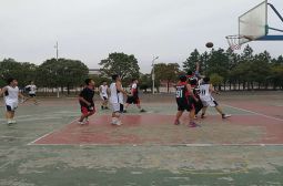 高二男子篮球联赛激战正酣