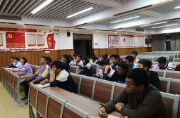 后进寝室的宝宝们，学校喊你们开会！