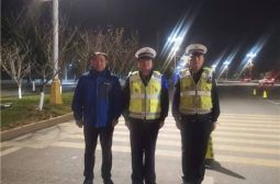 市城北交警中队在我校设“护学岗”为学生撑“平安伞”