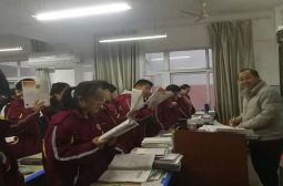 观摩身边榜样助推“激情背诵”