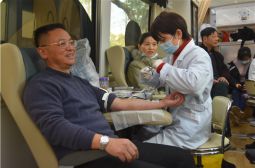 高安中学教职工积极踊跃献血