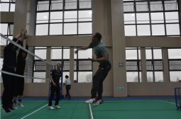 我校排球队积极开展训练