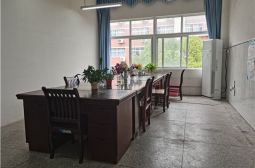 教师办公室大扫除