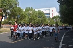 我校组织开展新学期课间跑首跑