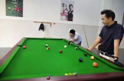 高安中学首届台球赛“开枪”