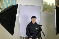 高三年级学生高考照片采集顺利完成